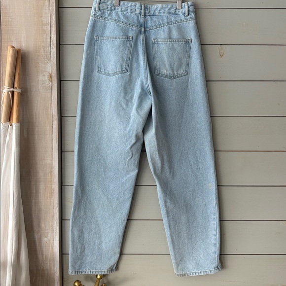 Kotn High Rise Straight Leg Jeans – Light Wash
Size 8 - Picture 4 of 9